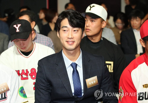 이학주가 10일 오후 서울 중구 웨스틴조선 호텔에서 열린 '2019 KBO 2차 신인 드래프트'에 참석해 있다. <연합뉴스>